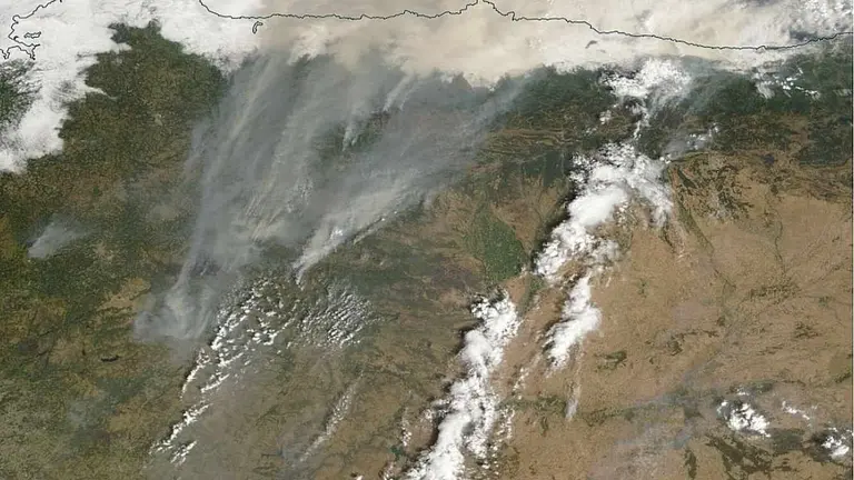 Imagen satelital con los incendios de León elevando su humo al espacio; el desastre natural es de unas dimensiones incalculables.