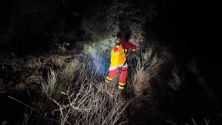 Efectivos de la Unidad Militar de Emergencias (UME), durante la lucha nocturna contra el fuego.