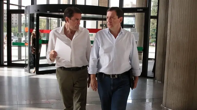 Juan Carlos Suárez-Quiñones, consejero de Medio Ambiente y responsable del operativo antiincendios de la Junta, suma quince días sin comparecencia pública pese a vivir León la mayor crisis medioambiental de toda su historia.
