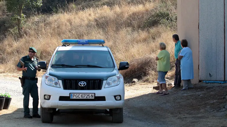 Incendio en Garaño; en la imagen, efectivos de la Guardia Civil en la zona.