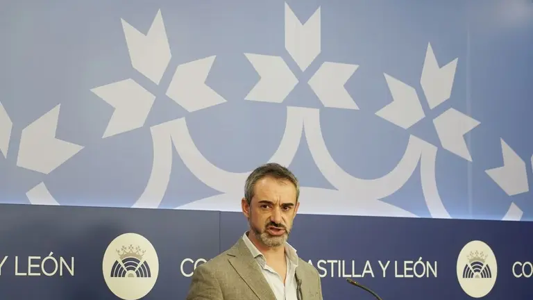 El portavoz parlamentario de Vox, David Hierro, informa a los medios de comunicación sobre las acciones judiciales puestas en marcha por su formación en relación a los incendios forestales que está sufriendo Castilla y León. Foto: Rubén Cacho