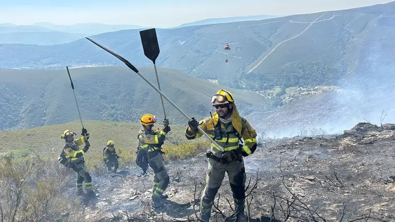 Efectivos de la Brif Puerto el Pico trabajan en el incendio forestal de Anllares del Sil. Foto: Brif Puerto el Pico
