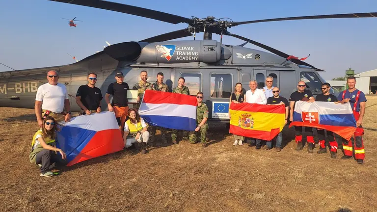 Virginia Barcones y Nicanor Sen, junto a efectivos europeos de República Checa, Eslovaquia y Países Bajos desplazados a León para luchar contra los incendios. Foto: Gob.
