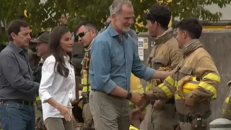 Momento en el que los brigadistas niegan el saludo a Fernández-Mañueco.