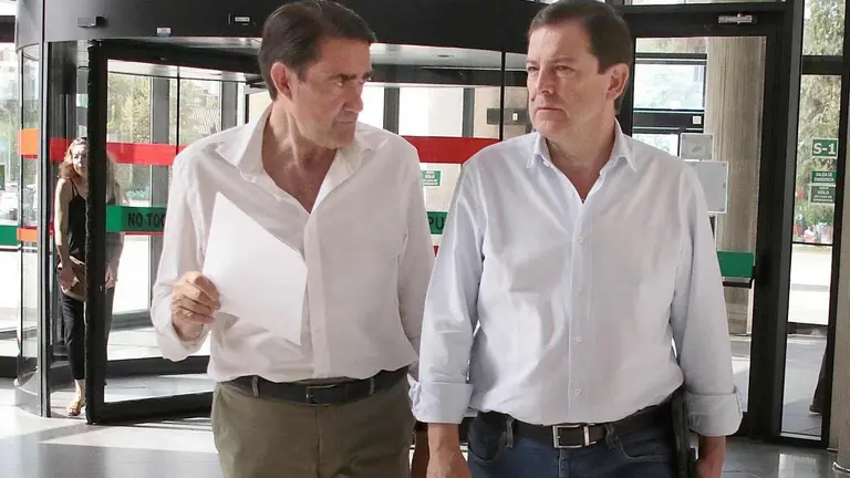 Juan Carlos Suárez-Quiñones conversa con Alfonso Fernández Mañueco en el inicio de la crisis de los incendios; desde entonces, el consejero ha evitado comparecer.