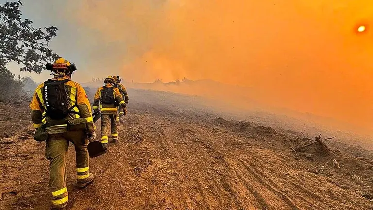 Bomberos forestales de la Comunidad de Madrid trabajan en el incendio de Igüeña en León. Foto: BBFFMadrid