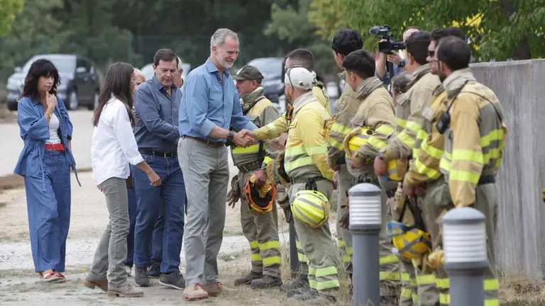 Los reyes visitan las principales zonas afectadas por los incendios forestales en Castilla y León, acompañados del presidente de la Junta, Alfonso Fernández Mañueco. En la imagen, el polémico saludo a los brigadistas.