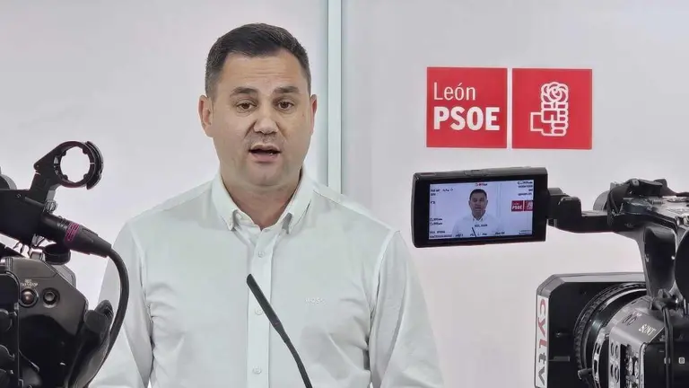 Javier Cendón, este lunes, durante su rueda de prensa.