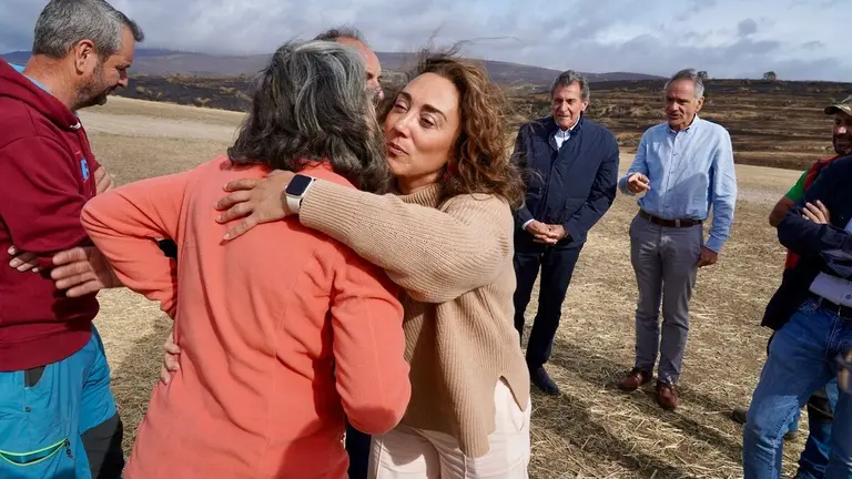 La consejera de Agricultura, Ganadería y Desarrollo Rural, María González Corral, visita una ganadería de ovino afectada por los incendios en Chana de Somoza, en el municipio de Lucillo (León)