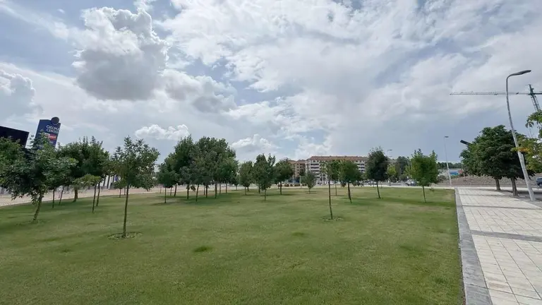 Imagen de una de las zonas verdes del barrio de La Lastra.