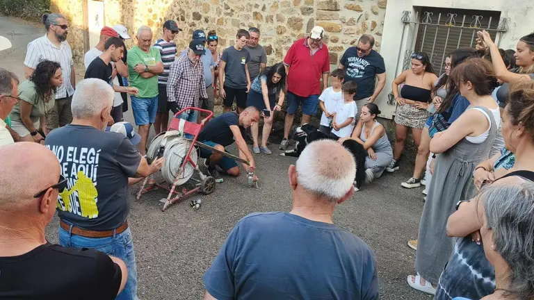 Taranilla se organiza frente al fuego tras los últimos incendios Vecinos de la localidad revisan el material contraincendios, aprenden a usar bocas de riego y piden reforzar la seguridad con detectores de humo