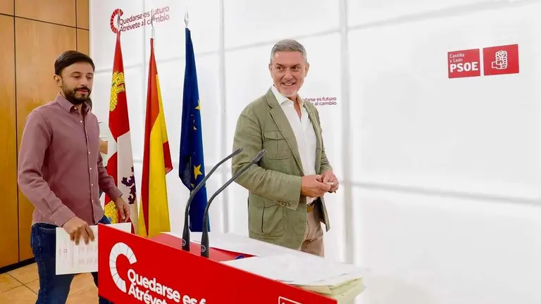 El secretario de Política Municipal del PSCyL, Fran Díaz, y el portavoz de Medio Ambiente del Grupo Socialista en las Cortes, José Luis Vázquez, presentan una iniciativa en materia de prevención y extinción de incendios para su debate en los ayuntamientos y diputaciones