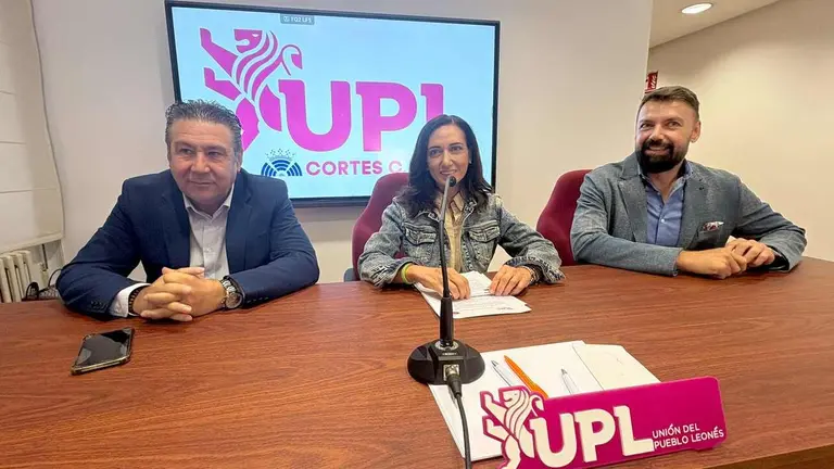 Los tres procuradores de UPL durante su comparecencia.