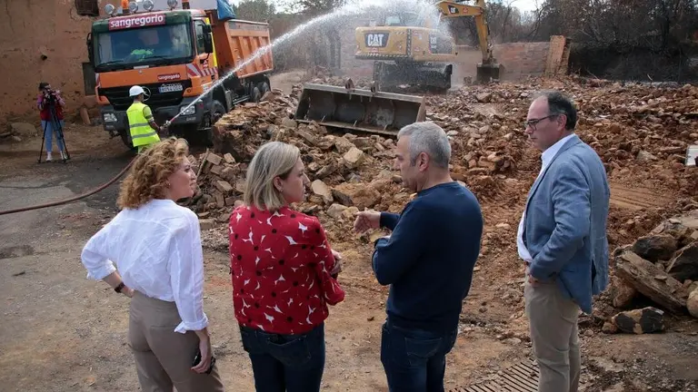 La vicepresidenta de la Junta visita trabajos de desescombro y se reúne con alcaldes afectados por el incendio de Molezuelas de la Carballeda-Castrocalbón. Fotos: Peio García