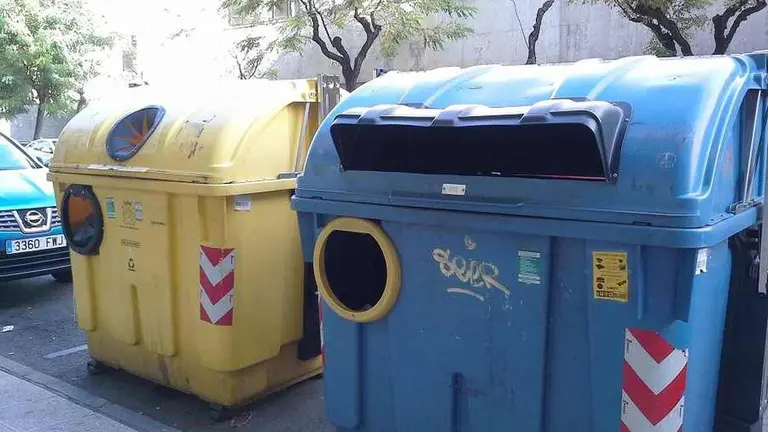 Imagen de archivo de contenedores de basura en la ciudad de Le&oacute;n.