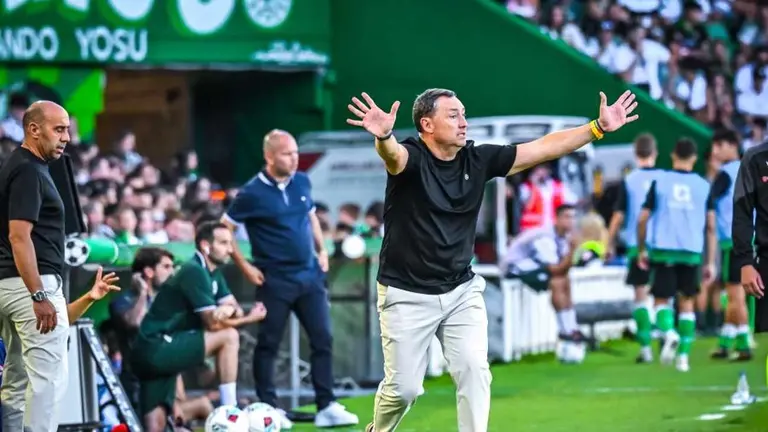 Llona, en un lance del partido ante el Racing de Santander.