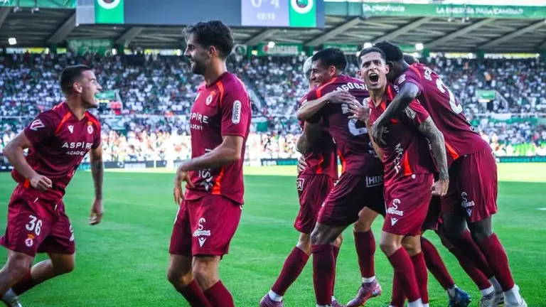La Cultural, en su mejor versión, firmó una primera mitad soberbia, para enmarcar. Todo lo que el equipo de Llona no había mostrado en el inicio de la competición brotó en el Sardinero. En las fotografías, la secuencia del partido.