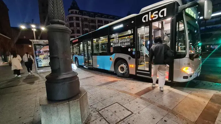 Un usuario se dispone a subirse a un bus 'azul' del transporte metropolitano a primera hora de este lunes en León capital. Su presencia en la Plaza de Santo Domingo, como en otras más de 120 paradas, es una anomalía administrativa.