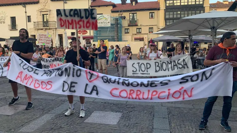 La Plataforma León Sur reúne a cientos de personas en las calles de la capital para exigir la paralización del proyecto de biomasa en Puente Castro y anuncia nuevas acciones judiciales y de movilización. Fotos: A.F. Reca