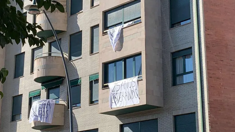 Han pasado ya 25 años desde que la empresa Bodegas Armando cerró sus puertas en las instalaciones ubicadas en el Paseo de Salamanca y los vecinos han decidido llevar la protesta a sus ventanas ante el mal estado y suciedad del inmueble vecino. Fotos: A.F. Reca