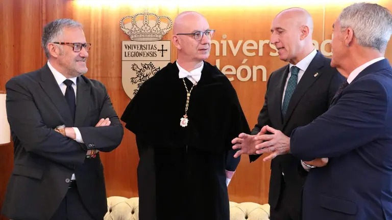 El alcalde de León, José Antonio Diez, durante el acto institucional de este jueves en la Universidad de León.