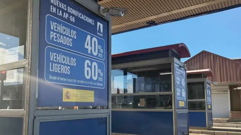 Imagen de un peaje del Huerna anunciando descuentos por trayectos reiterados.