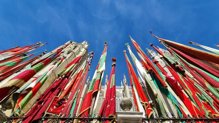 El primer domingo de San Froil&aacute;n vuelve a situar a Le&oacute;n en el centro de la tradici&oacute;n y la cultura popular. El Desfile de Pendones Concejiles, con m&aacute;s de 350 varas procedentes de 230 pueblos de la provincia, y la ceremonia del Foro u Oferta de Las Cantaderas marcan la jornada junto a los tradicionales carros engalanados.