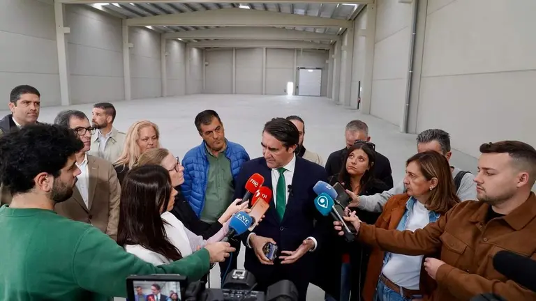 El consejero de Medio Ambiente, Vivienda y Ordenación del Territorio, Juan Carlos Suárez-Quiñones, visita las naves logísticas promovidas por la Junta en el polígono de Villadangos del Páramo