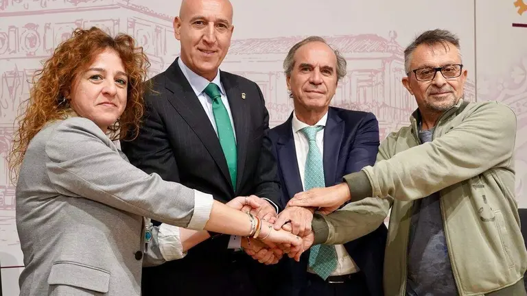 El presidente de Fele, José María Vallejo, junto al alcalde de León y los representantes sindicales de CCOO y UGT, Elena Blasco y Enrique Reguero. Foto: Campillo