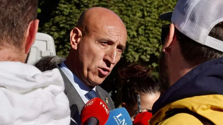 El alcalde de León, José Antonio Diez, atiende a los medios de comunicación durante su visita los nuevos aseos públicos. Foto: Campillo