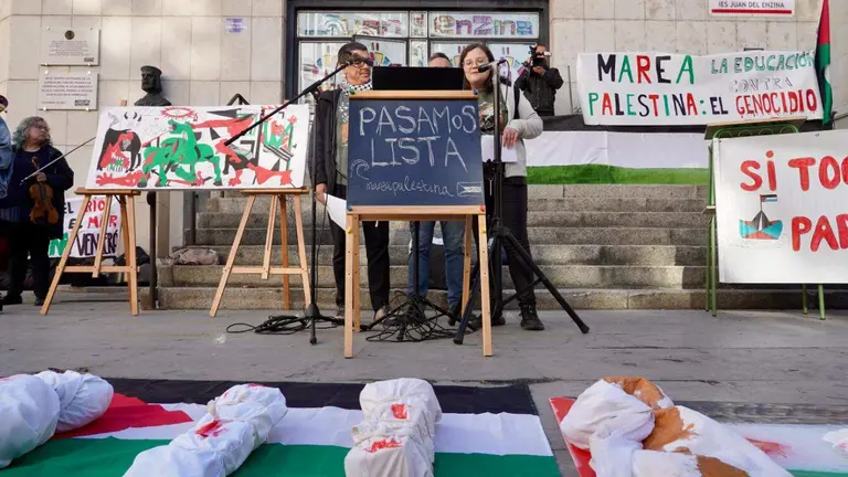 Huelga de estudiantes en León para reclamar el fin del genocidio de Gaza. En la imagen, acto de protesta con lectura de los nombres de niños palestinos muertos en Gaza. Fotos: Campillo