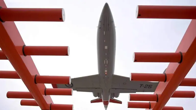 Un avi&oacute;n sobrevuela el sistema del ILS en su aterrizaje.