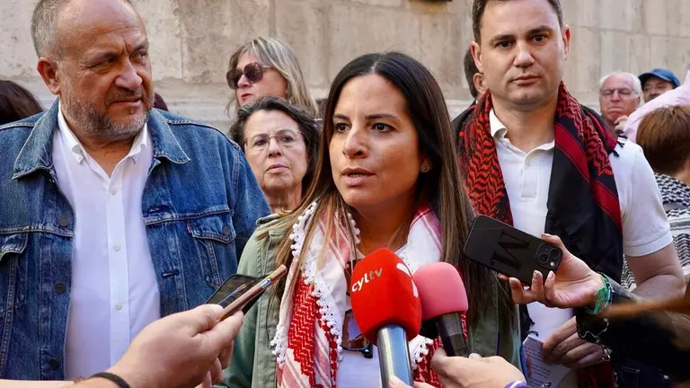 El Partido Socialista convoca una concentración y posterior lectura de un manifiesto en favor de Palestina, a la que asisten la vicesecretaria general autonómica, Nuria Rubio, y el secretario general en León, Javier Alfonso Cendón