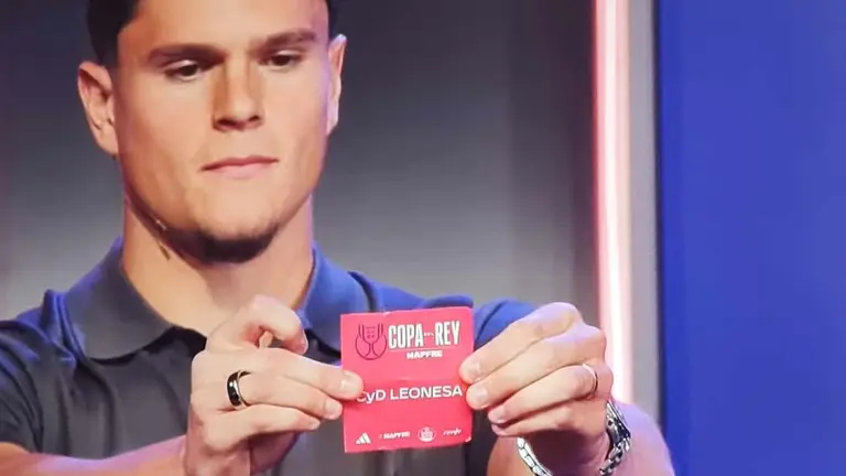 Momento en el que sale la papeleta de la Cultural y Deportiva Leonesa.