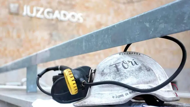 Imagen del casco de uno de los mineros fallecidos en el accidente.