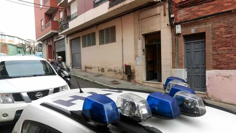 Un detenido por la muerte violenta de una mujer en su vivienda de la calle Pedro de Dios del barrio San Esteban de León. Foto: Campillo