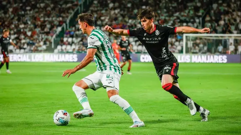 La Cultural pone intensidad ante un Córdoba con la fortuna de cara en el último minuto de la primera mitad.