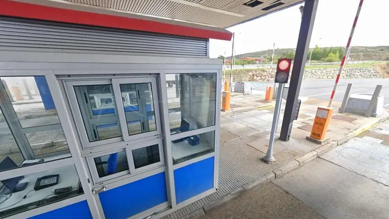 Imagen de una cabina de peaje en el Huerna a su paso hacia León.