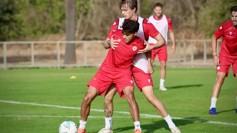 La Cultural encara una semana corta y exigente antes del duelo decisivo ante un Zaragoza en crisis. El conjunto leonés prepara el partido del sábado (18:30 h) en el Ibercaja Estadio frente a un Zaragoza que acaba de destituir a su técnico, Gabi Fernández. Emilio Larraz, entrenador del filial, dirigirá de forma provisional a los maños. Fotos: CyDLeonesa