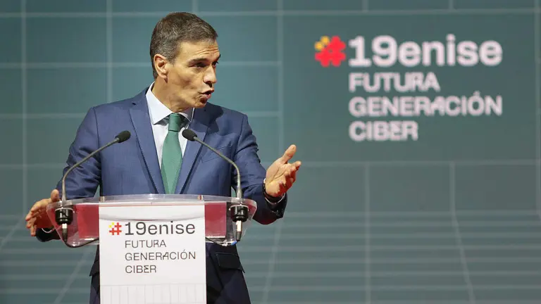 El presidente del Gobierno, Pedro Sánchez, acompañado por el ministro para la Transformación Digital y de la Función Pública, Óscar López, y el delegado del Gobierno en Castilla y León, Nicanor Sen, participa en la clausura del 19 Encuentro Internacional de Seguridad de la Información