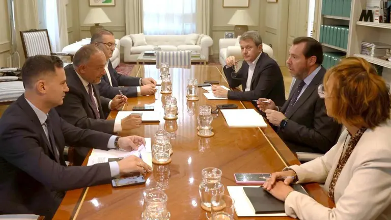 El leonesista Roberto Aller, al fondo a la izquierda, durante la reunión con el ministro Puente.