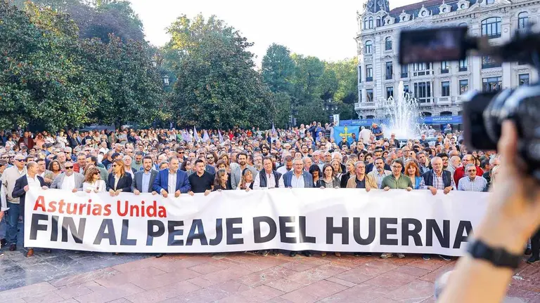 Miles de personas recorrieron las calles de la capital asturiana en una manifestación sin precedentes, con la presencia de ciudadanos leoneses, sindicatos, empresarios y representantes políticos que reclamaron una conexión libre de peaje entre ambas regiones.