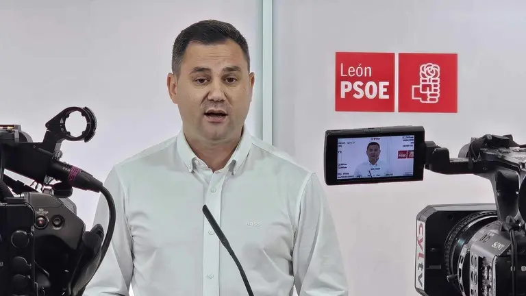 Javier Cendón, durante una rueda de prensa en la sede socialista.
