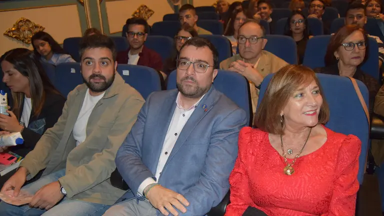 La vicesecretaria general del PSCyL y viceportavoz en las Cortes, Nuria Rubio; el presidente de Asturias, Adrián Barbón; el secretario general de Juventudes Socialistas de Castilla y León, Diego Vallejo, y la alcaldesa de Peñaranda de Bracamonte, Carmen Ávila, atienden a los medios antes del acto de entrega de los Premios Benedicta Rodríguez Álvarez.