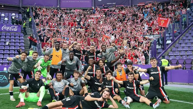 Aficionados del Sporting, con banderas de León, en el José Zorrilla.