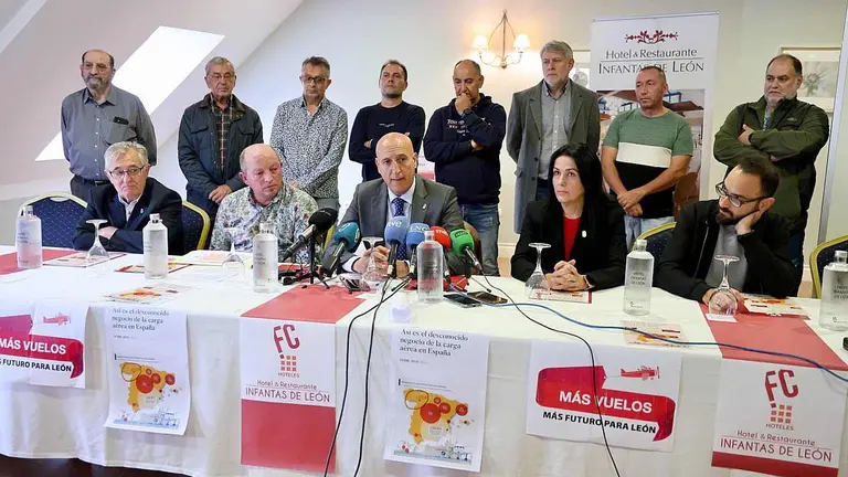 La Plataforma Ciudadana Más Vuelos, representada por su presidente, Pedro Álvarez Vallejo, ofrece una rueda de prensa junto a los alcaldes de León, José Antonio Diez; San Andrés del Rabanedo Ana María Fernández Caurel; Villaquilambre, Vicente Álvarez Flórez, Valverde de la Virgen, David Fernández Blanco; y Onzonilla, Diego Lorenzana Rodríguez; en la rueda de prensa también han estado representantes sociales y sindicales de la provincia de León. Fotos: Campillo