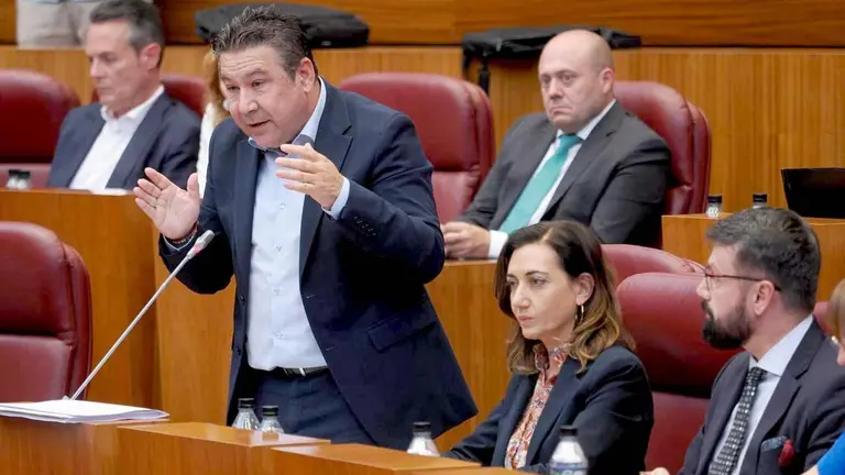 El portavoz de UPL, Luis Mariano Santos, durante una intervención en las Cortes.