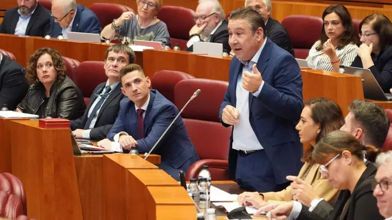 Luis Mariano Santos, durante su intervención en el pleno de las Cortes.