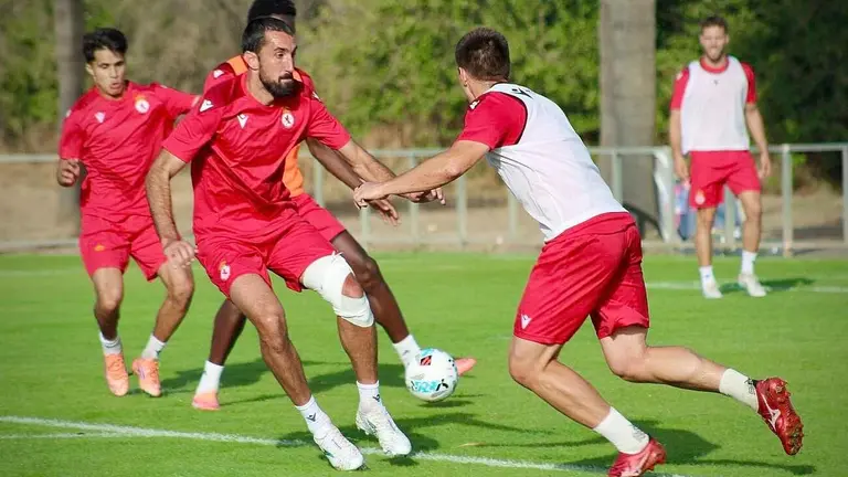 Sergi Maestre, con un vendaje sobre su rodilla, durante un entrenamiento.