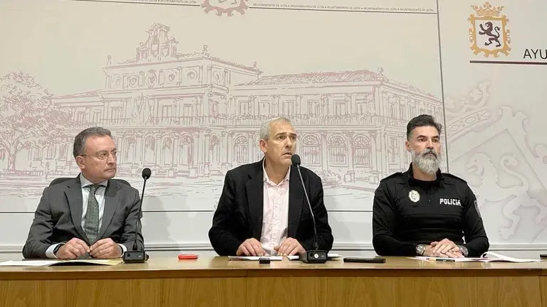 Fernando Salguero (Serfunle), Vicente Canuria, concejal delegado del área, y Miguel Ángel Llorente, intendente de la Policía Local, durante la rueda de prensa.